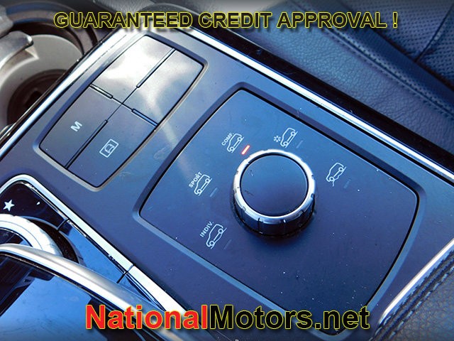 Mercedes-Benz GLE Vehicle Full-screen Gallery Image 22