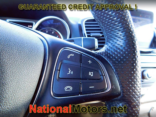 Mercedes-Benz GLE Vehicle Full-screen Gallery Image 23