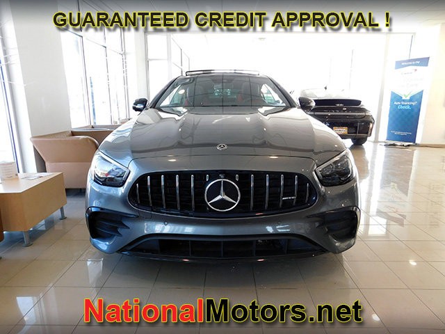 Mercedes-Benz E-Class Vehicle Full-screen Gallery Image 02