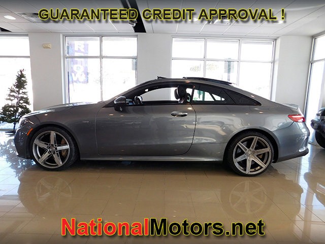 Mercedes-Benz E-Class Vehicle Full-screen Gallery Image 03