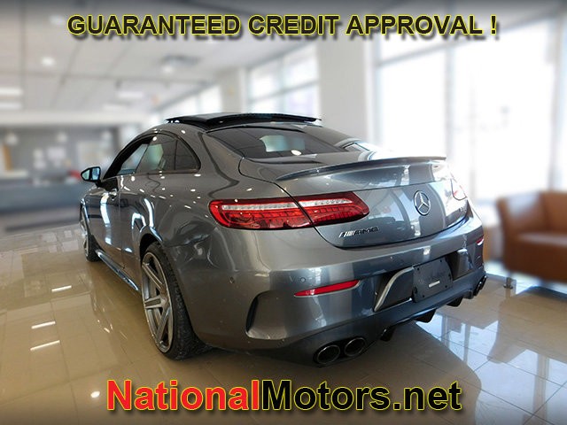 Mercedes-Benz E-Class Vehicle Full-screen Gallery Image 04