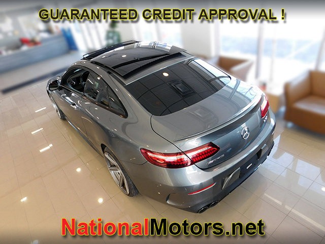 Mercedes-Benz E-Class Vehicle Full-screen Gallery Image 05