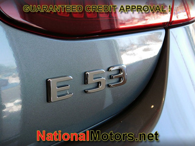 Mercedes-Benz E-Class Vehicle Full-screen Gallery Image 06