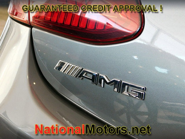 Mercedes-Benz E-Class Vehicle Full-screen Gallery Image 07