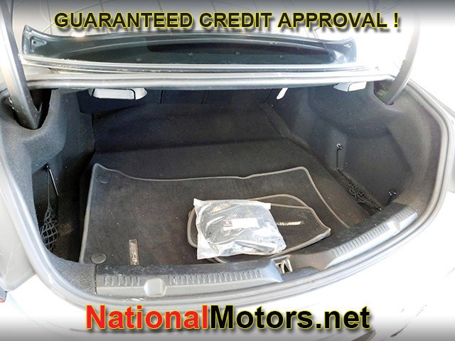 Mercedes-Benz E-Class Vehicle Full-screen Gallery Image 08