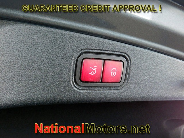 Mercedes-Benz E-Class Vehicle Full-screen Gallery Image 09