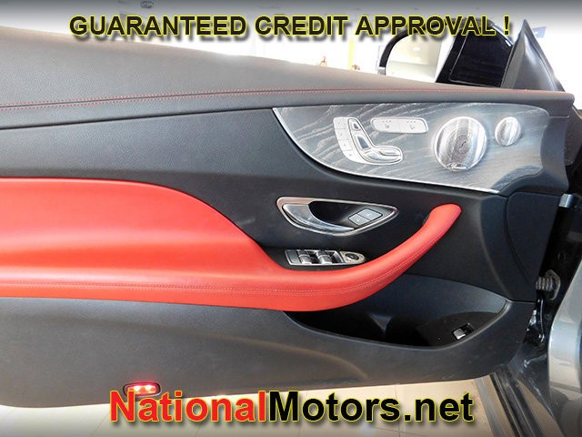 Mercedes-Benz E-Class Vehicle Full-screen Gallery Image 11