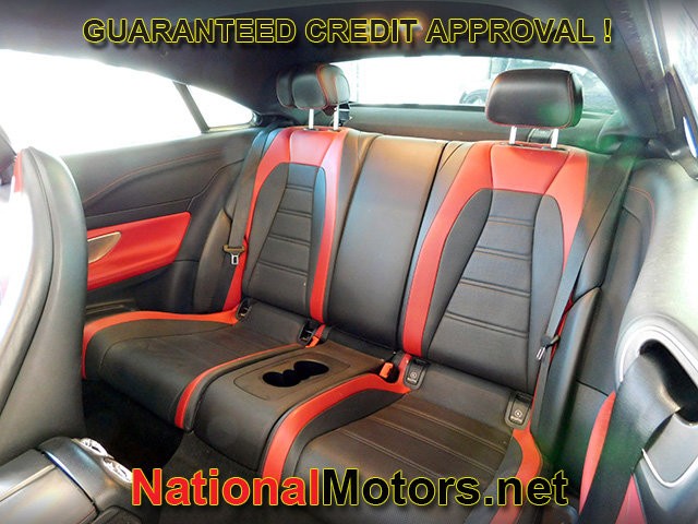 Mercedes-Benz E-Class Vehicle Full-screen Gallery Image 14