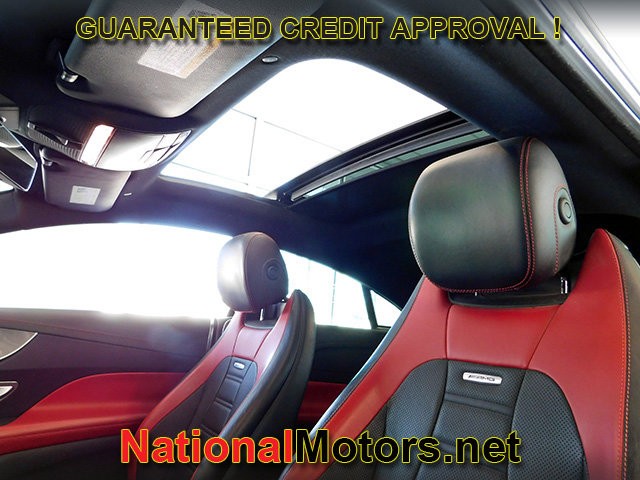 Mercedes-Benz E-Class Vehicle Full-screen Gallery Image 15