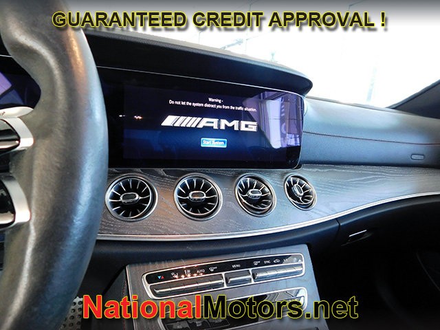 Mercedes-Benz E-Class Vehicle Full-screen Gallery Image 16