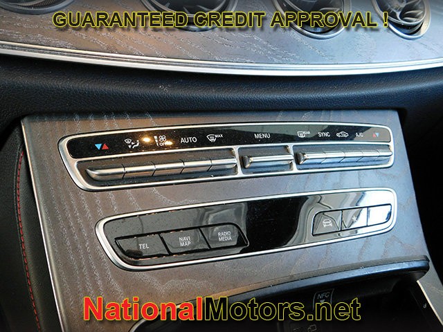 Mercedes-Benz E-Class Vehicle Full-screen Gallery Image 18