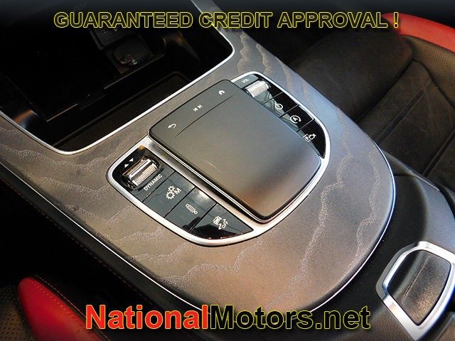 Mercedes-Benz E-Class Vehicle Full-screen Gallery Image 19