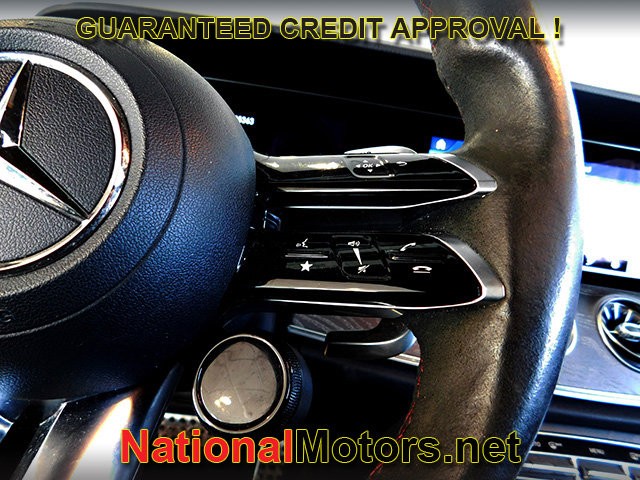 Mercedes-Benz E-Class Vehicle Full-screen Gallery Image 21