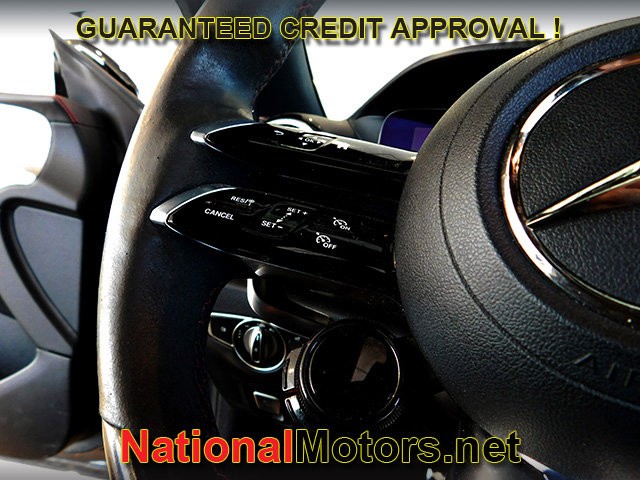 Mercedes-Benz E-Class Vehicle Full-screen Gallery Image 22