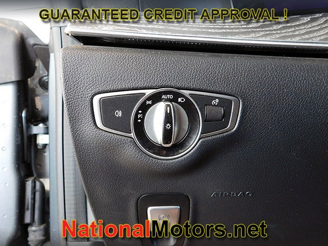 Mercedes-Benz E-Class Vehicle Full-screen Gallery Image 23