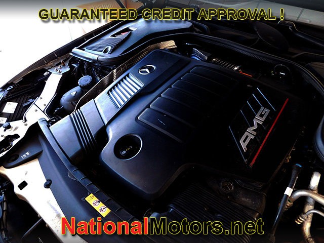 Mercedes-Benz E-Class Vehicle Full-screen Gallery Image 25