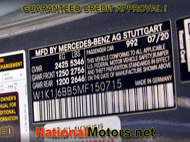 Mercedes-Benz E-Class Vehicle Full-screen Gallery Image 26