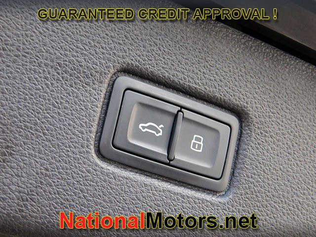 Audi Q7 Vehicle Full-screen Gallery Image 09