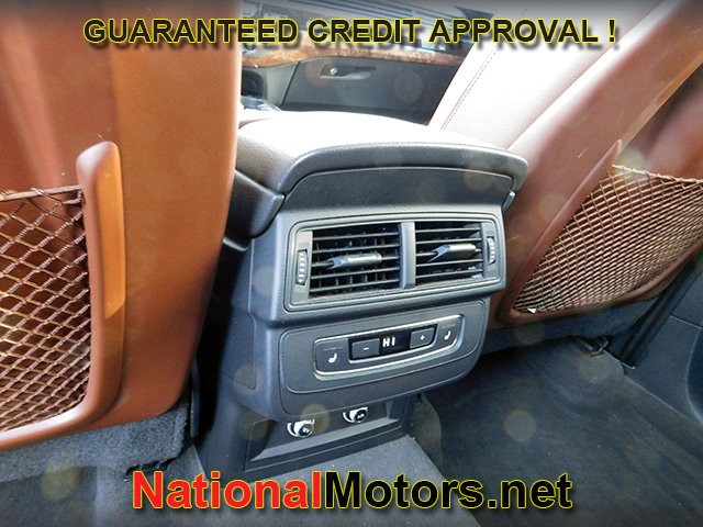 Audi Q7 Vehicle Full-screen Gallery Image 12