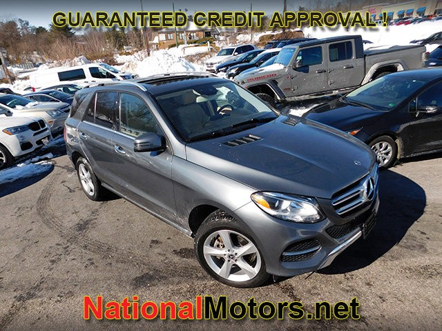 Mercedes-Benz GLE Vehicle Full-screen Gallery Image 02