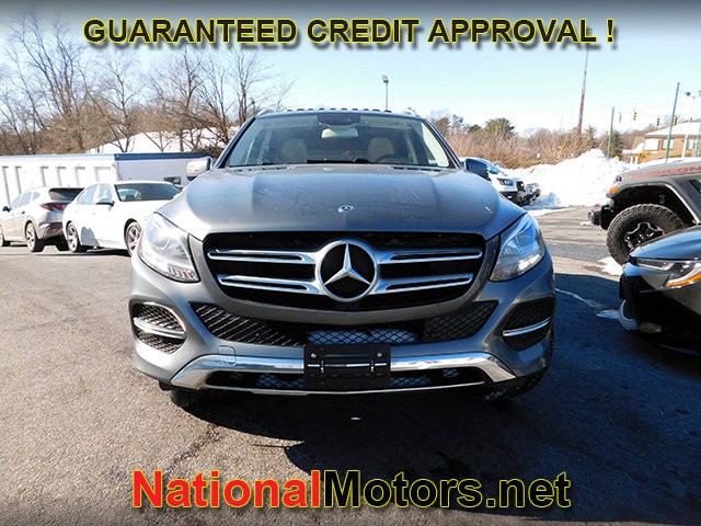 Mercedes-Benz GLE Vehicle Full-screen Gallery Image 03