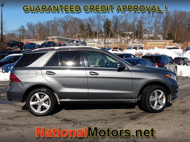 Mercedes-Benz GLE Vehicle Full-screen Gallery Image 04