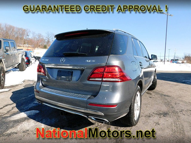 Mercedes-Benz GLE Vehicle Full-screen Gallery Image 05