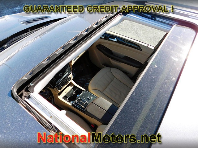 Mercedes-Benz GLE Vehicle Full-screen Gallery Image 10