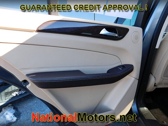 Mercedes-Benz GLE Vehicle Full-screen Gallery Image 11