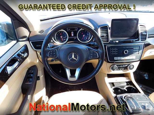 Mercedes-Benz GLE Vehicle Full-screen Gallery Image 14