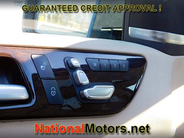 Mercedes-Benz GLE Vehicle Full-screen Gallery Image 16