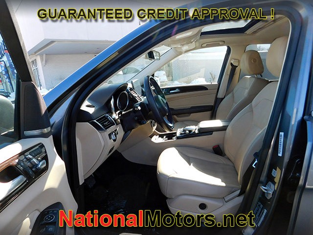 Mercedes-Benz GLE Vehicle Full-screen Gallery Image 17