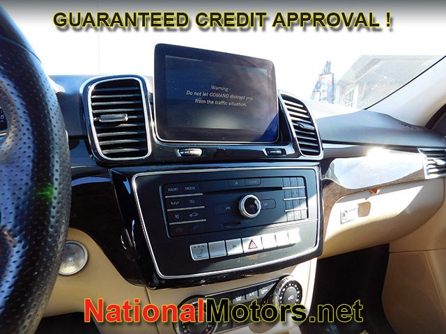 Mercedes-Benz GLE Vehicle Full-screen Gallery Image 19