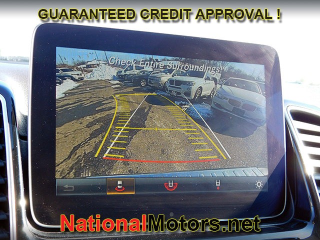 Mercedes-Benz GLE Vehicle Full-screen Gallery Image 21