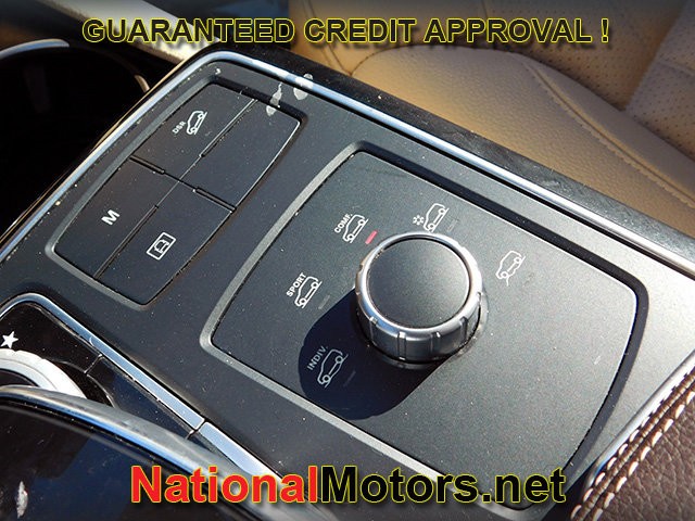 Mercedes-Benz GLE Vehicle Full-screen Gallery Image 23