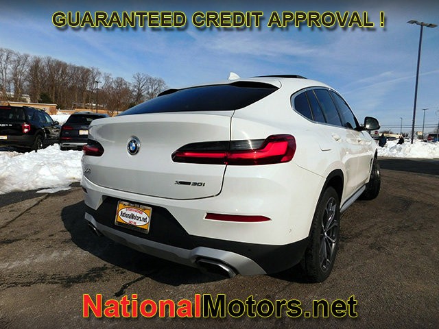 BMW X4 Vehicle Full-screen Gallery Image 05