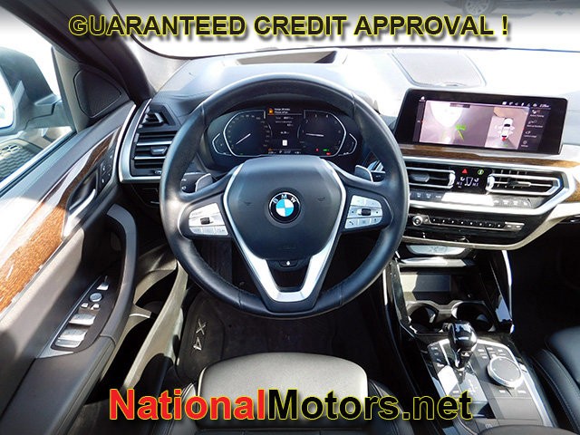 BMW X4 Vehicle Full-screen Gallery Image 15