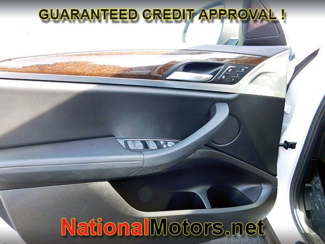 BMW X4 Vehicle Full-screen Gallery Image 16