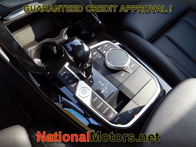 BMW X4 Vehicle Full-screen Gallery Image 22