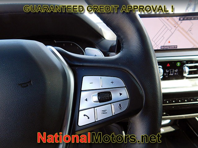 BMW X4 Vehicle Full-screen Gallery Image 23