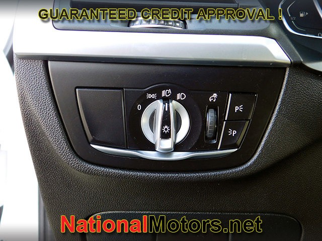 BMW X4 Vehicle Full-screen Gallery Image 26