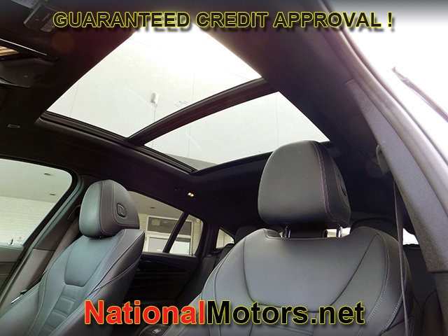 BMW X4 Vehicle Full-screen Gallery Image 16