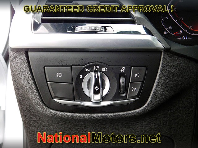 BMW X4 Vehicle Full-screen Gallery Image 24