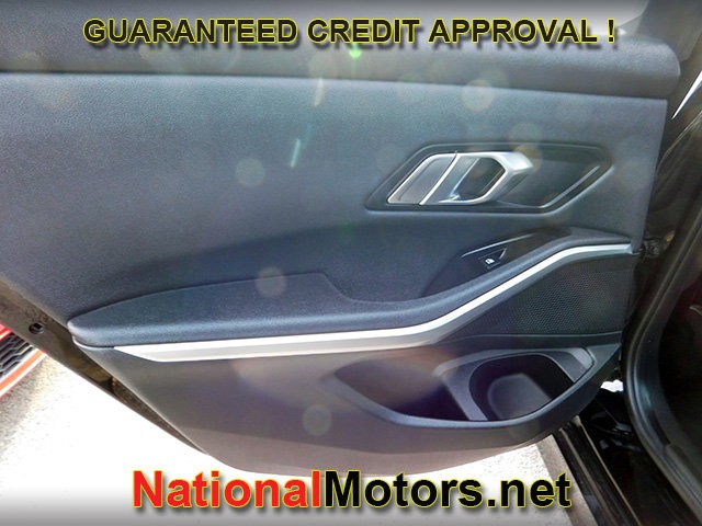 BMW 3 Series Vehicle Full-screen Gallery Image 09