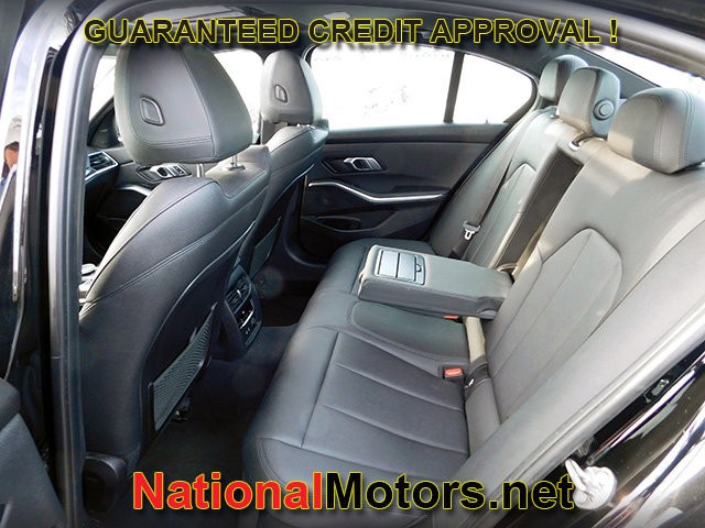 BMW 3 Series Vehicle Full-screen Gallery Image 10