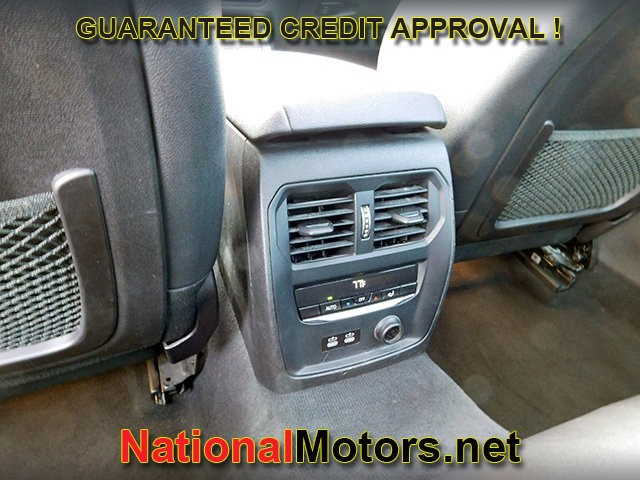 BMW 3 Series Vehicle Full-screen Gallery Image 11