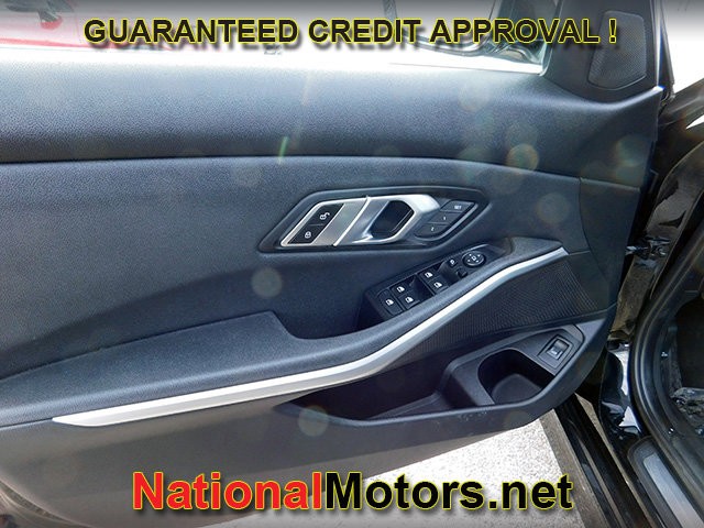 BMW 3 Series Vehicle Full-screen Gallery Image 13