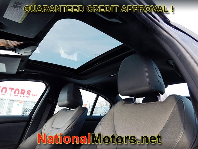 BMW 3 Series Vehicle Full-screen Gallery Image 16