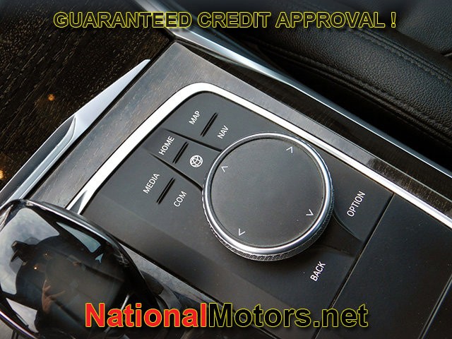 BMW 3 Series Vehicle Full-screen Gallery Image 20