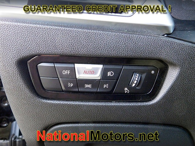 BMW 3 Series Vehicle Full-screen Gallery Image 24